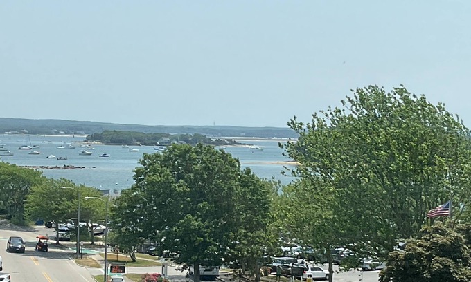 Onset Condominio | In the heart of Onset Village with gorgeous views of Onset Bay.