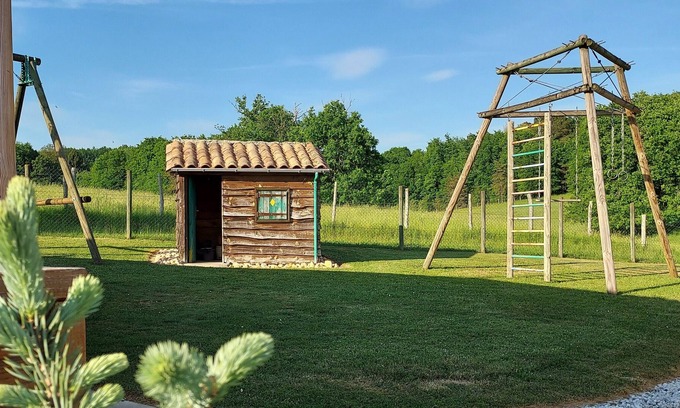 Saint-Paul-de-Serre Chalet De Esquí | In the heart of Périgord, chalet for 5 people with swimming pool in a green setting.