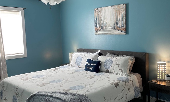 Bentonville Casa | In the ❤️ of Bentonville. Quiet corner 🏠 <Than 5 mins 2 🚴 trails, downtown or HWY