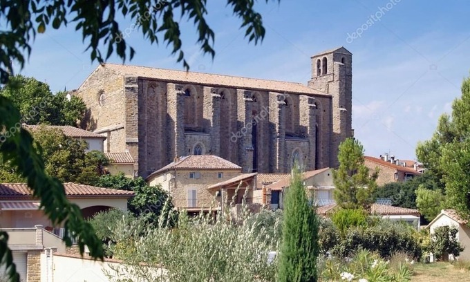 Laudun Casa | En la casa del siglo XVIII, una vista sobre el campo y el castillo de Castellas.