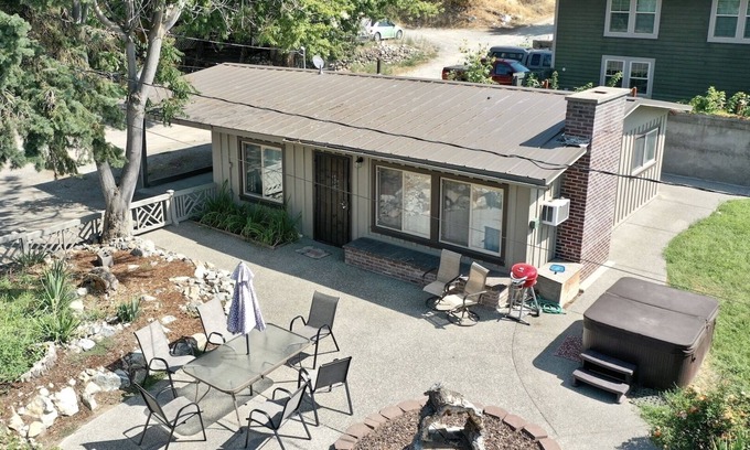 Chelan Casa | Casa familiar, jacuzzi, wifi, frente al parque y el lago Chelan, a un paseo fácil del centro