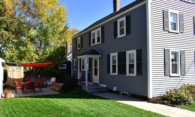 Kennebunk Casa | In-Town Kennebunk - walk to mult cafes/restaurants/shops! Beaches 6 mins away!
