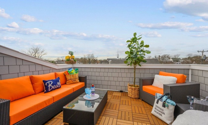 Harwich Port Condominio | Condominios de lujo en el corazón de Harwich Port! Capacidad 5, admite mascotas, A / C, decoración costera moderna.