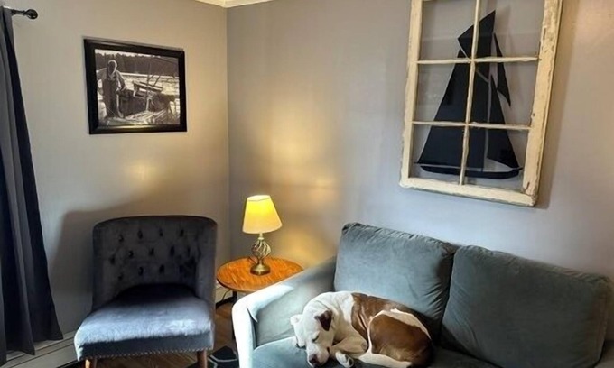 Parkside Apartamento | In-town no frills 2 bedroom apt