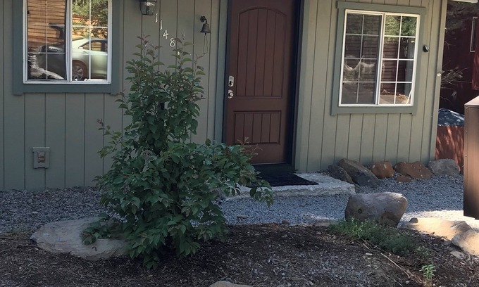 Truckee Casa | En la ciudad, se admiten mascotas en Truckee Home, con una gran terraza y un gran patio cercado