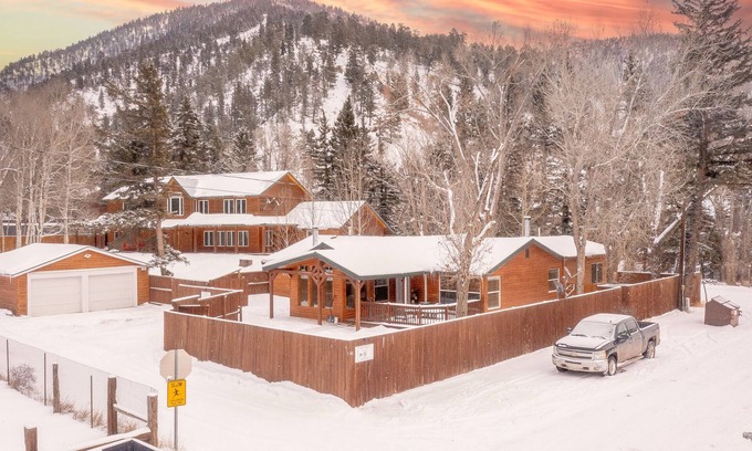 Red River Cabina | In Town-Red River3Bed3Bath, In Town of Red River 3Bed 3Bath