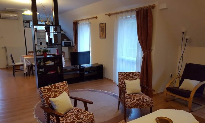 Heviz Condominio | In Ungarn, Bad Hévíz, Fam. Ferienwohnung mit Garten, Außenpool, Sauna, Whirlpool