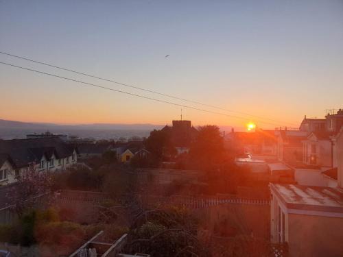 Mumbles Apartamento | Inalong - Quirky property with sea views above an Ale House