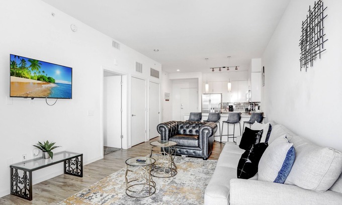 Channel District Apartamento | Includes access to top of the line Gym, Luxary Pool, & City View Sky Lounge