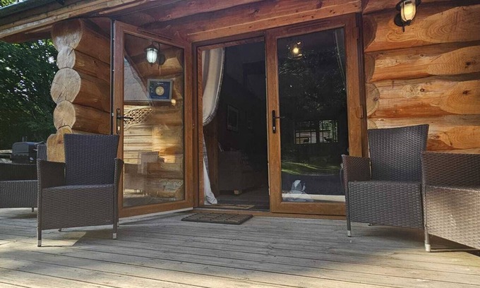 Telford Casa | Includes admission to Hoo Zoo and Dinosaur World. Log cabin with hot tub.