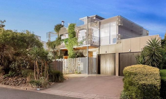 Mentone Casa | Incredible 5bed home + pool & hot tub + parking + walk to beach