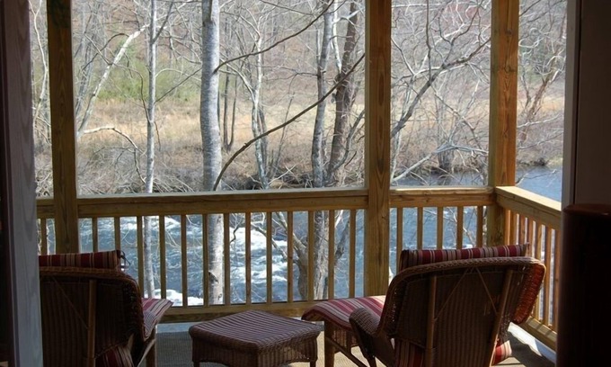 Hayesville Cabina | ¡Increíble hogar personalizado a orillas del río Hiwassee!