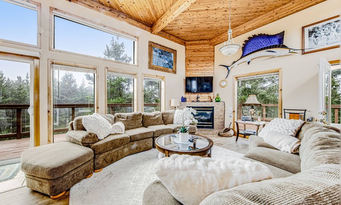 Klipsan Beach Casa | Incredible dog-friendly home with pool table, fast WiFi, gas fireplace, and W/D