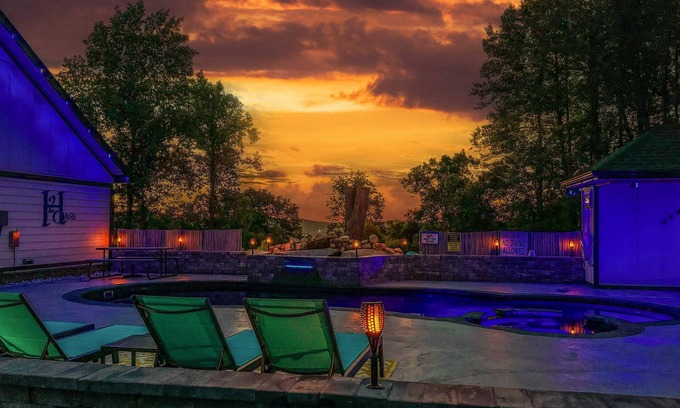Sevierville Cabina | Incredible Heated Pool Oasis | Game Room | Hot tub