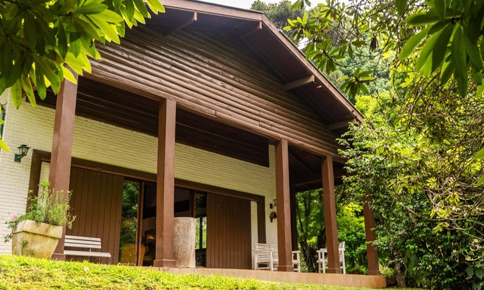 Centro Casa | CASA EXCELENTE, JARDÍN, BOSQUE Y CACHOEIRA DENTRO DE LA PROPIEDAD.
