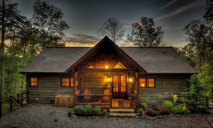 Blue Ridge Cabina | Incredible mountain view - amazing property -hot tub -game room - great location