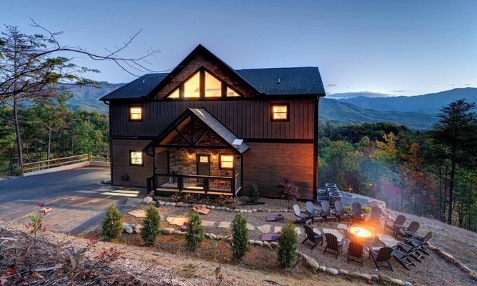 Pittman Center Cabina | Incredible Mountain Views, 5 King Suites w/balconies, 3 fire pits, hot tubs