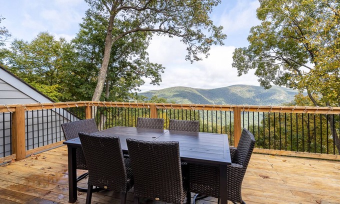 Pedlars Edge Casa | Incredible Mountain Views - Modern Four Bedroom Home - Five Minute Walk to Slope