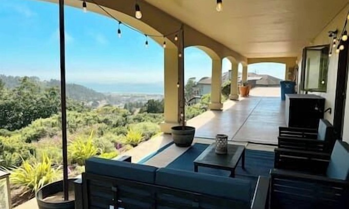 Sharp Park Apartamento | Incredible Ocean Views from Tuscan Villa Suite