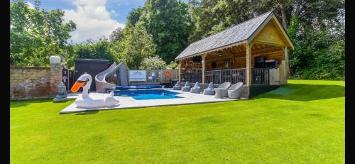 Sandwich Casa | Incredible private Oasis 32c pool, jacuzzi games bar