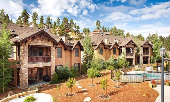 The Village Hotel | Increíble Resort - ¡El Club en Big Bear Village!