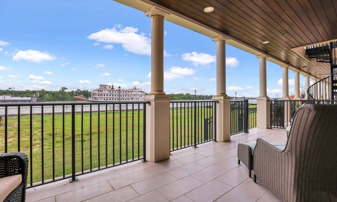 Hitch Village - Fred Wessels Homes Apartamento | Incredible Riverfront Views w/ Patio Overlooking River by Lucky Savannah