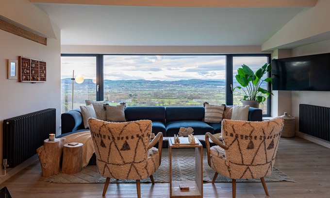 Cwm Dyserth Casa | Incredible Snowdonia views from luxury retreat w/hot tub & games room