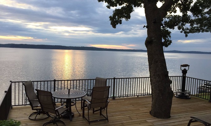 Gilbertsville Casa | Increíbles amaneceres le esperan mientras toma café y tiene vistas al lago principal.