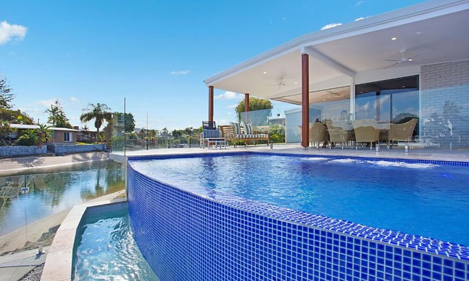 Broadbeach Waters Casa | INCREDIBLE VALUE - Perfect for large families