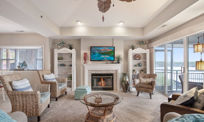 Lake Ozark Condominio | Incredible View from this 3-Suite Palisades Lux Condo Screened-Deck, Next2 Pool!