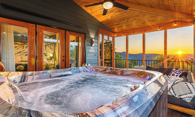 McGaheysville Casa | Incredible Year-Round Views.HGTV Design.HotTub.Theater.Sauna.Rec Room.Arcades