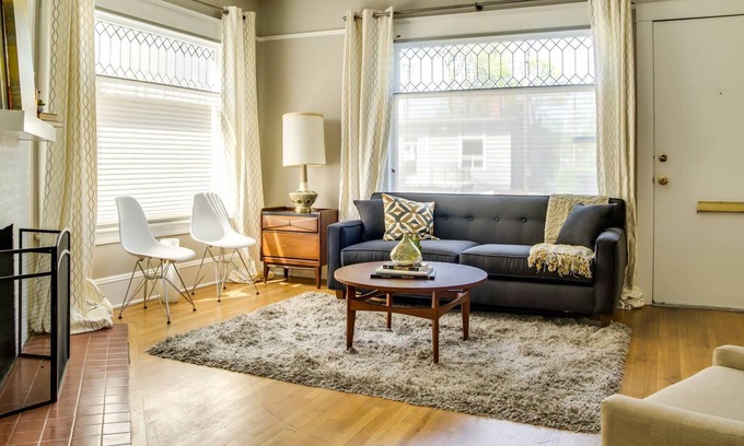 Lloyd District Condominio | Incredibly Located Urban Retreat, Close to Shopping, Restaurants, and Groceries, Walk to Everything
