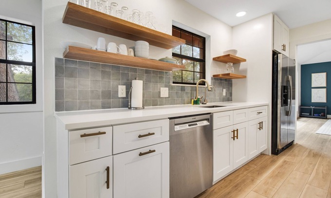 Austin Casa | Incredibly spacious home dog-friendly with W/D, kitchen, grill, patio, & games