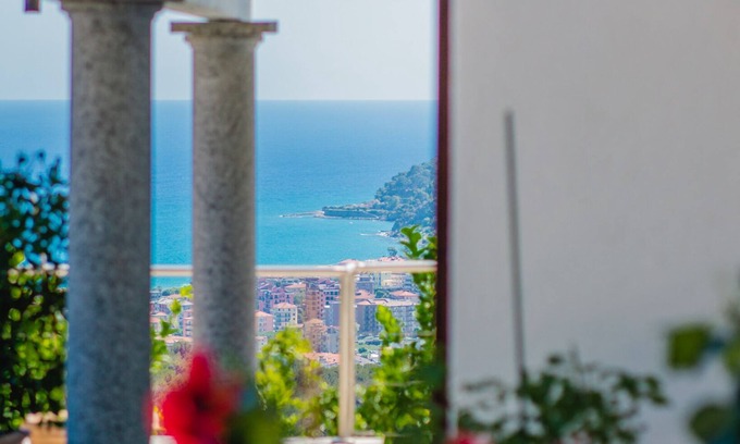 Laigueglia Villa | Solución independiente en un anexo con terraza y vista al mar.