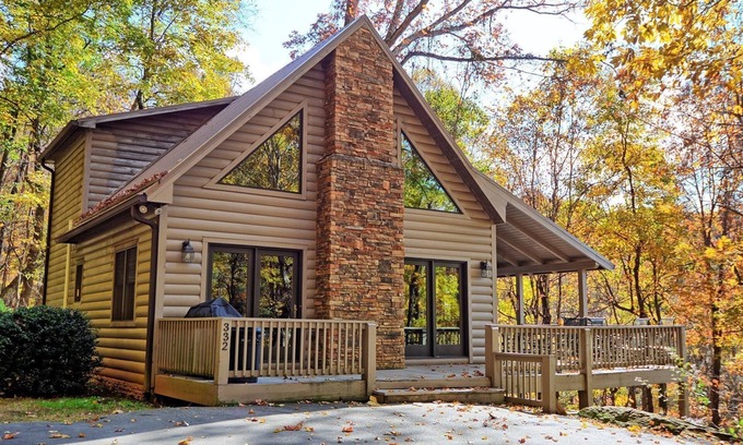 West Jefferson Cabina | Indian Cove-Open for Bookings! Hot Tub, Pool Table, WIFI, Gas FP, Fire Pit