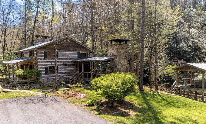 Rocky Grove Cabina | Indian Creek: Secluded, Beautiful Authentic Style Log Cabin in Gatlinburg