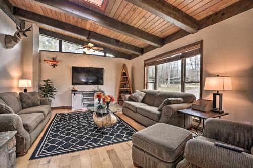 Indian Lake Casa | Indian Lake Retreat with Wet Bar and Covered Deck