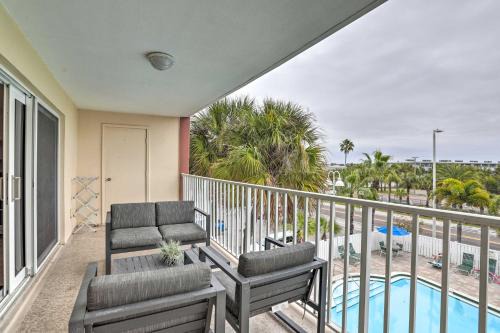 Indian Shores Apartamento | Indian Shores Condo with 2 Balconies and Pool Access!