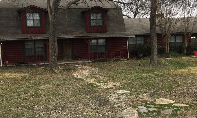 Farmersville Otro | Rancho Indian Trails - Wood Ranch Cabin House