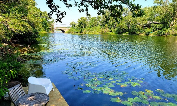 Miller Beach Cabaña | Indiana Dunes GuestSuite. On Calumet Lagoon. 3blks to beach/Lake Michigan. Bikes