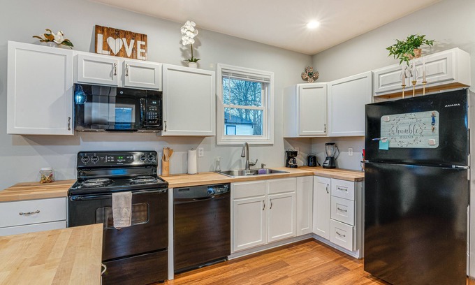 Indianapolis Cabaña | Indianapolis Home w/ Fire Pit: 3 Mi to Downtown!