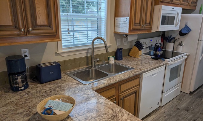 Deltona Lakes Cabina | "Indigo Lodge" Central AC, WiFi. Luxury Italian furniture.Free parking.Quiet...