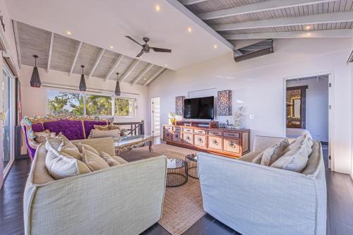 Dominical Villa | Indo-Chic Whale's Tail View