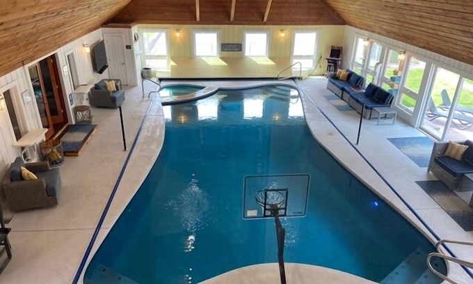 Muskegon Casa | Indoor Pool by Lake Michigan Beaches & Grand Haven / Slps 24 w/ Tennis & Hot Tub