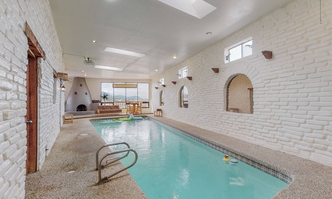 Albuquerque Casa | 🏊♂️Indoor Heated Pool♨️Hot Tub♨️Sauna, Foosball🧳Sleeps 18🌄Mtn Views