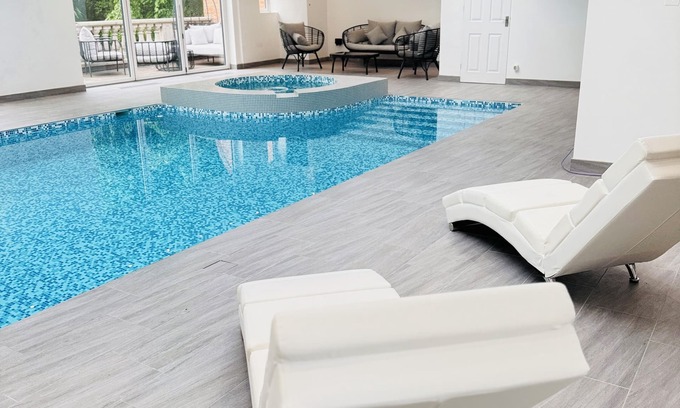 Sunningdale Casa | Hydrotherapy Pool & Therapy Spa