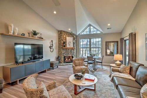 Lake Lure Apartamento | Indoor Pool and Golf Course Views Lake Lure Condo!