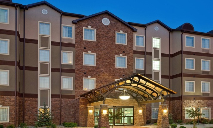 Elkhart Apartamento | Piscina cubierta + Wi-Fi gratis, desayuno gratis | A solo 20 minutos de la Universidad de Notre Dame