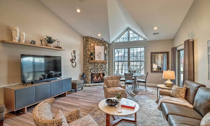 Lake Lure Condominio | Indoor Pool & Golf Course Views: Lake Lure Condo!