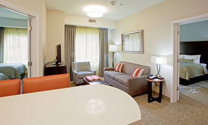Dearborn Condominio | Piscina cubierta, Jacuzzi, Wi-Fi gratis, Desayuno gratis | Cerca de Ford World HQ